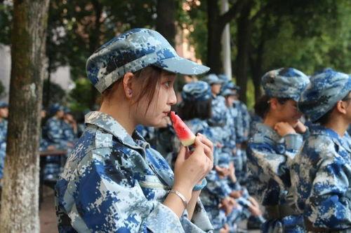 军训吃瓜女生,揭秘军营里的青春风采