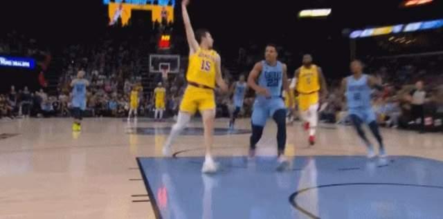 传球吃瓜,揭秘足球场上的趣味瞬间