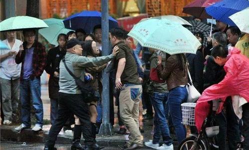 打架闹事车祸吃瓜,一场混乱的街头风云