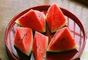 吃瓜要吐西瓜籽