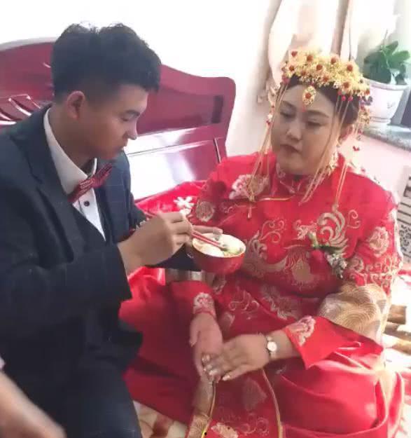 结婚前夕新郎吃瓜,新郎吃瓜引发的婚礼趣事