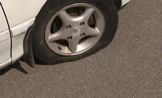 图钉扎车胎吃瓜,车主笑中带泪的奇妙经历